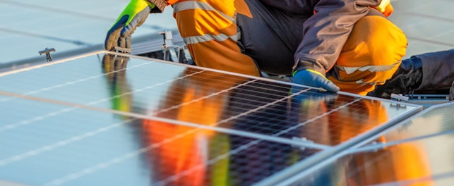 Aurinkopaneelien asentaja työssään