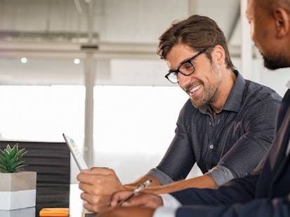 Hommes d’affaires travaillant ensemble à un bureau Businessmen Working Together at a Desk