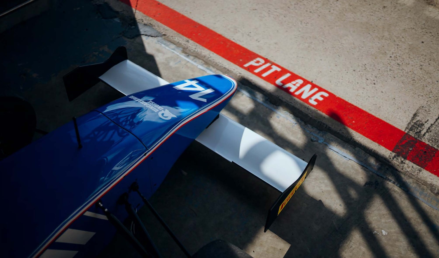 Formule 4 dans une écurie