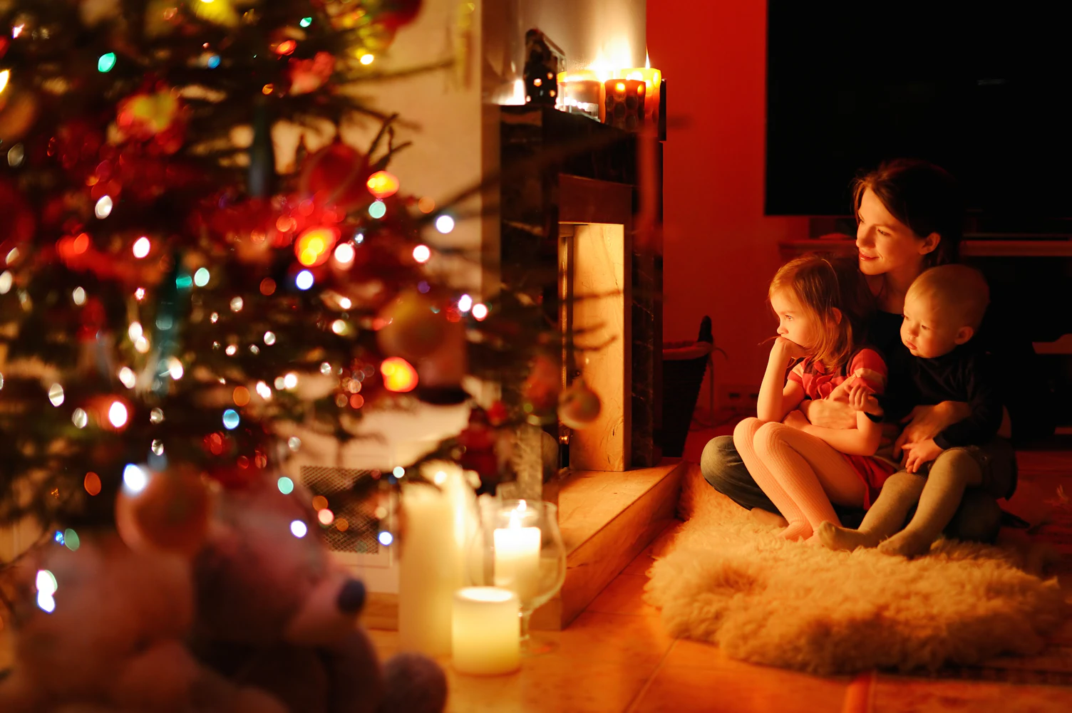 Famille devant un sapin de Noël