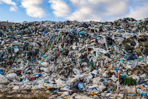 Grandes piles de déchets