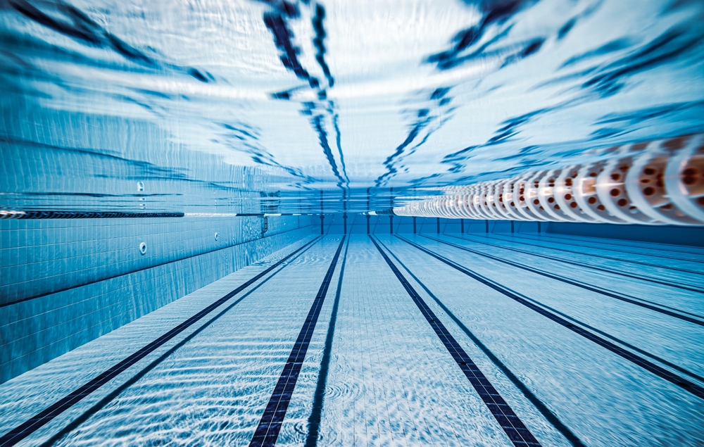 Piscine sportive sur fond marin. Ondulation d'eau dans une piscine vide