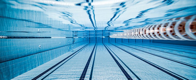 Piscine sportive sur fond marin. Ondulation d'eau dans une piscine vide