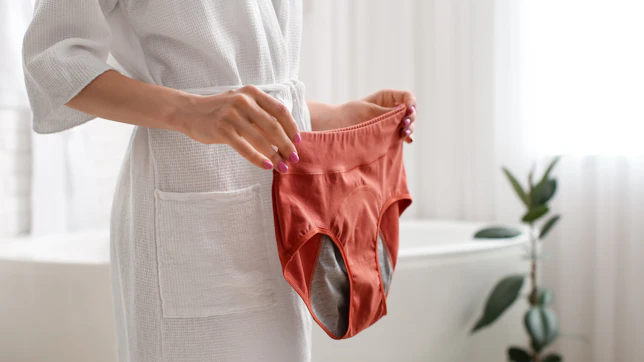 Femme tenant une culotte menstruelle