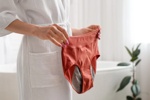 Femme tenant une culotte menstruelle