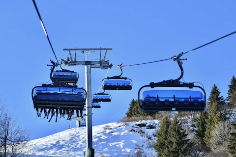 Remontées mécaniques montant et descendant dans la station de ski de Méribel, Alpes françaises, France