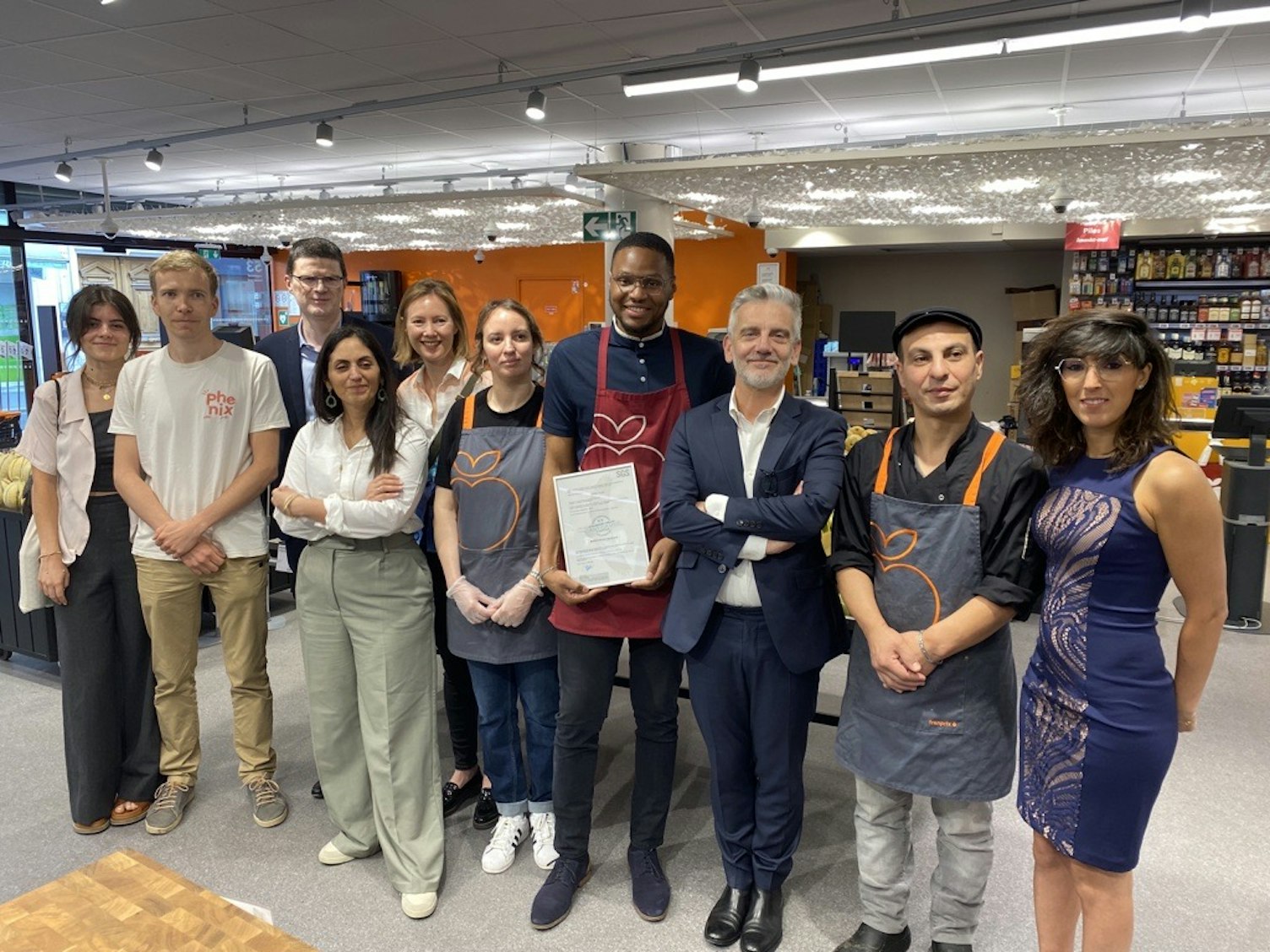 Les équipes Franprix et SGS lors de l'annonce de l'obtention du label national anti-gaspillage alimentaire le 13 juillet 2023