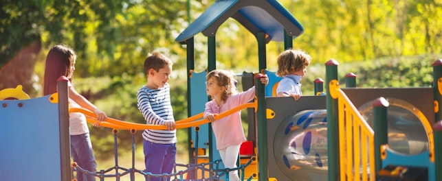 Kinder haben Spaß auf dem Spielplatz
