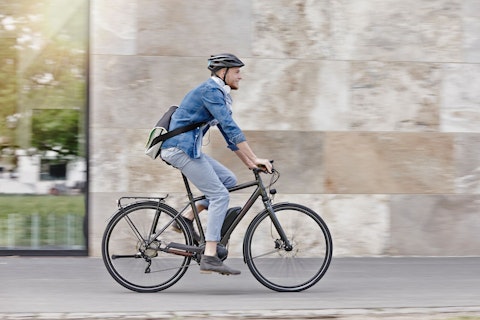 Mann fährt auf seinem E-bike