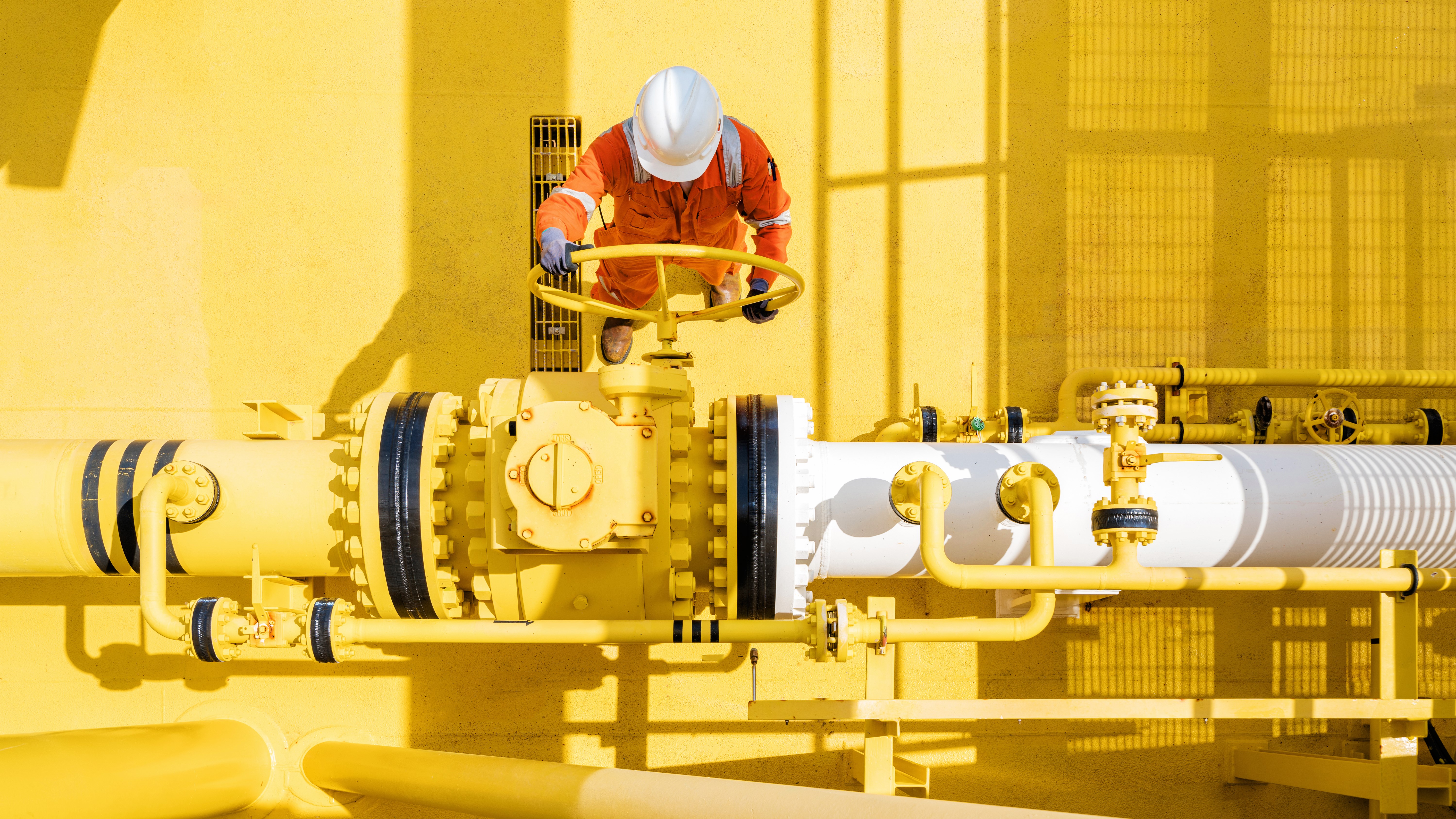 Three Major Risks Faced by Investors in Qatar While Sourcing Equipment Abroad and How to Tackle Them