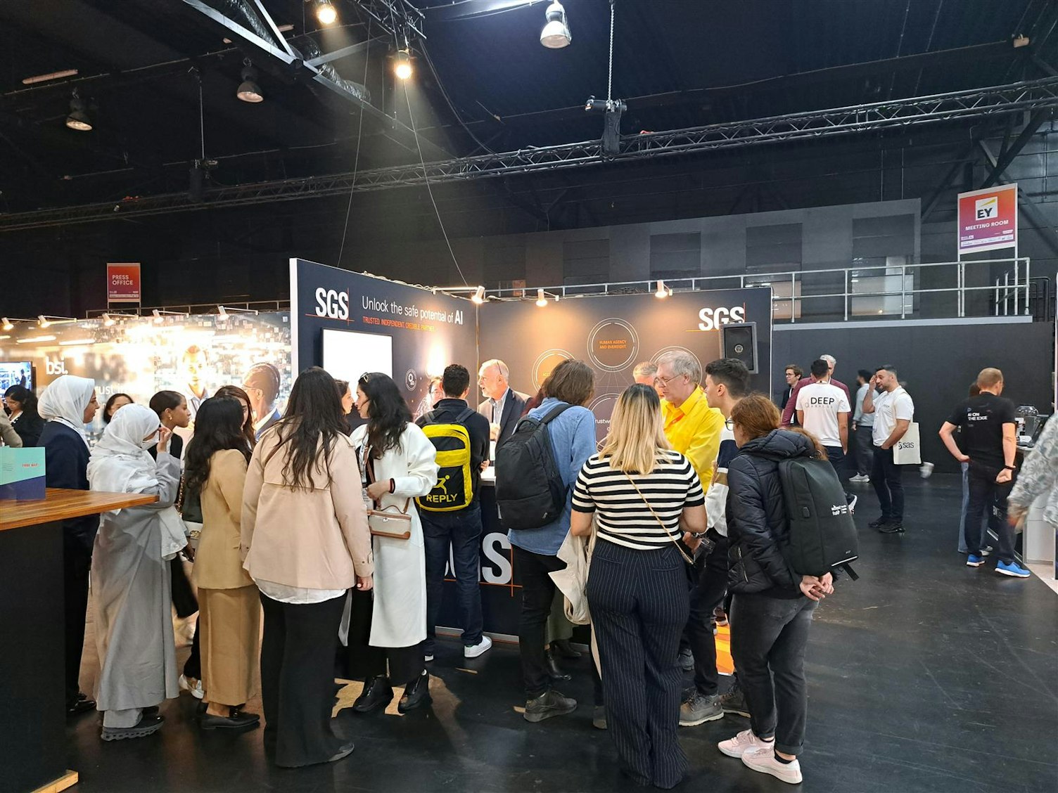 Tłum ludzi wokół stoiska SGS na World Summit AI 2023