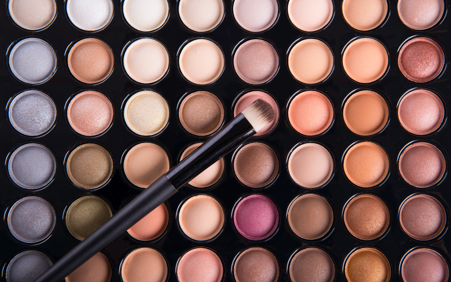 Badania mikrobiologiczne kosmetyków są kluczowe dla dobra wszystkich konsumentów.