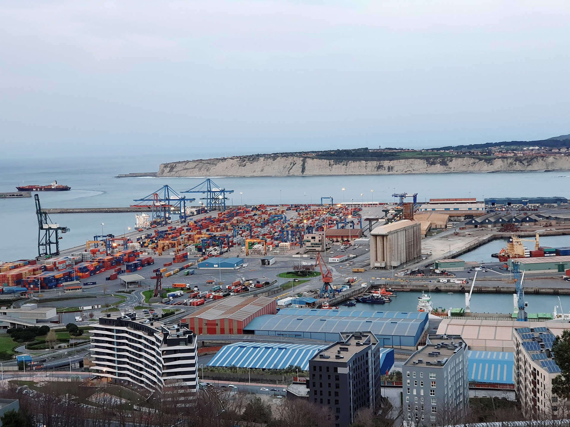 Port handlowy w Bilbao jest jednym z najważniejszych ośrodków transportowych w Europie.