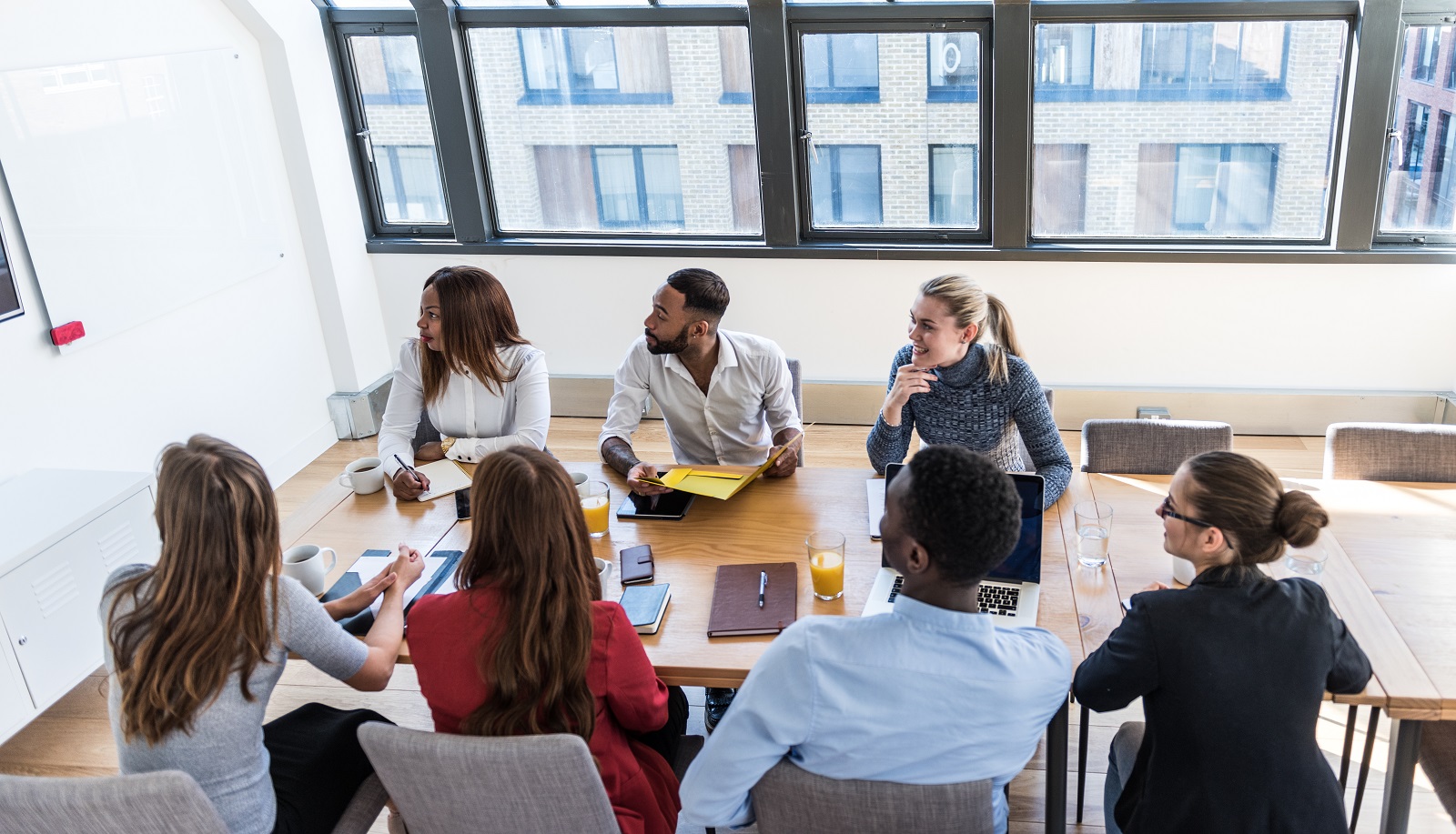 Grupa pracowników na spotkaniu lub szkoleniu