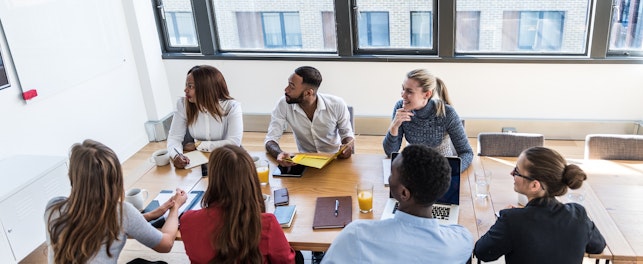 Grupa pracowników na spotkaniu lub szkoleniu