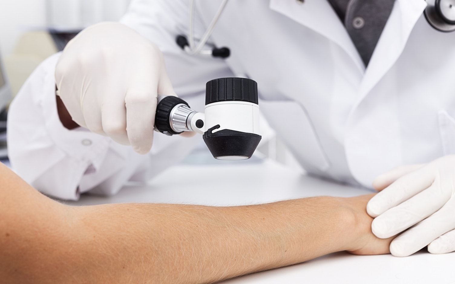 Badania bariery ochronnej skóry i jej mikrobiomu są kluczowe w ocenie skuteczności produktów do pielęgnacji.