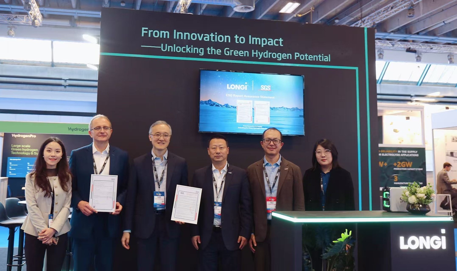 Przedstawiciele LONGi Hydrogen oraz Zbigniew Suchodolski z SGS podczas World Hydrogen Week 2025.