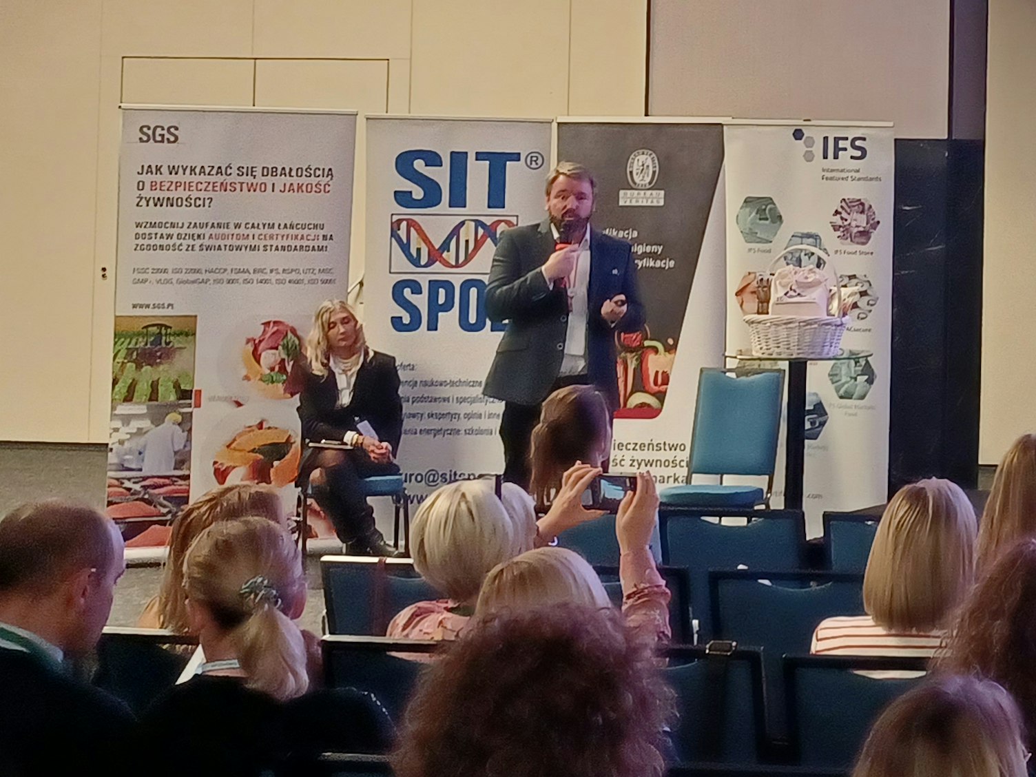 Piotr Nowacki podczas wystąpienia na Kongresie Bezpieczeństwa Żywności
