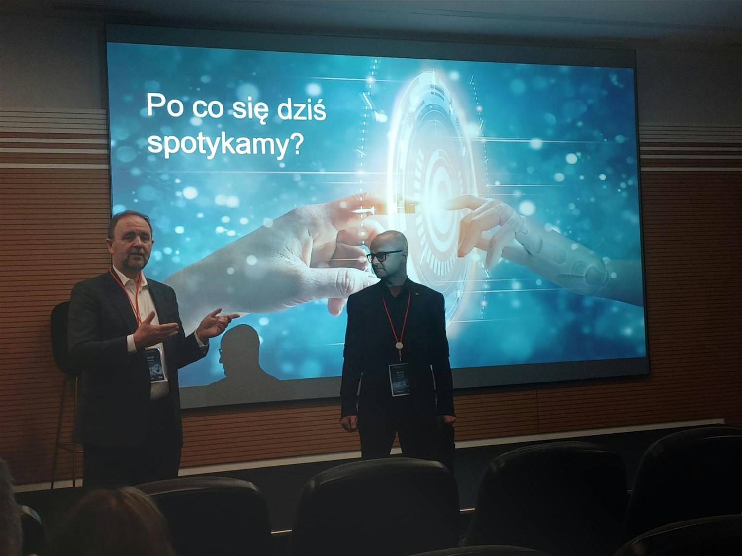 Michał Cichocki z SGS oraz Michał Jaworski z Microsoft podczas otwarcia konferencji na temat zarządzania sztuczną inteligencją