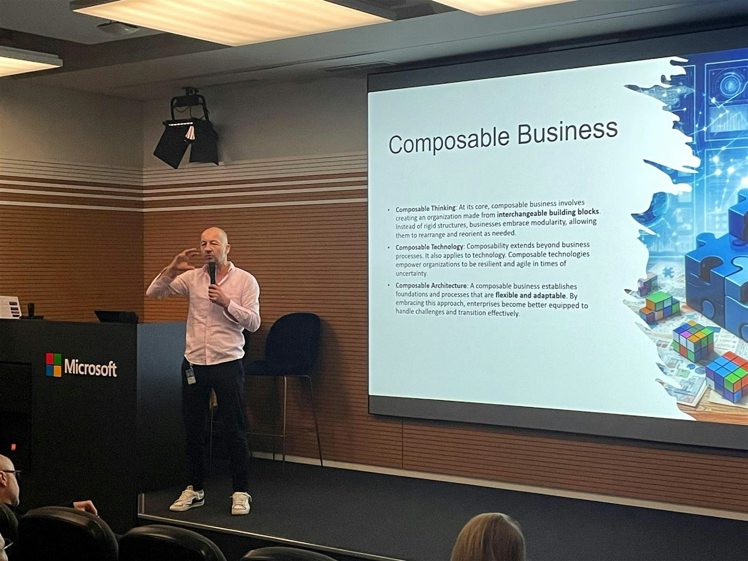 Jarosław Sokolnicki z Microsoft podczas wystąpienia