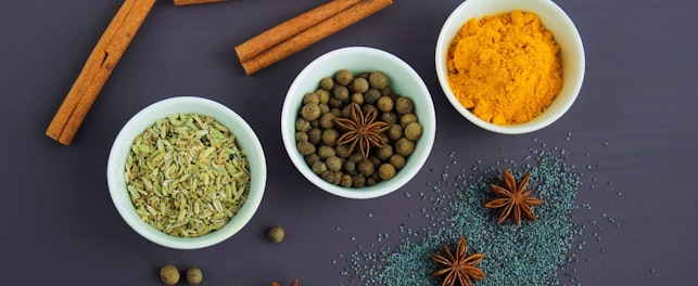 Zdjęcie przedstawia indyjskie przyprawy posortowane w miseczkach.