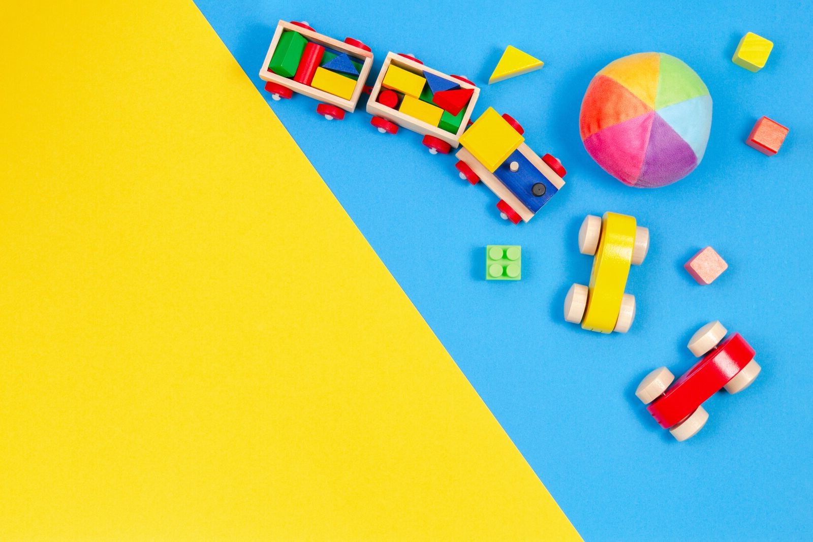 Etykiety na zabawkach często budzą zastrzeżenia, dlatego istotne jest prawidłowe oznakowanie produktu i projektowanie poprawnych opakowań na zabawki.