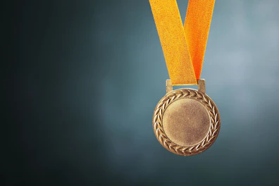 Złoty medal na pomarańczowej wstążce.