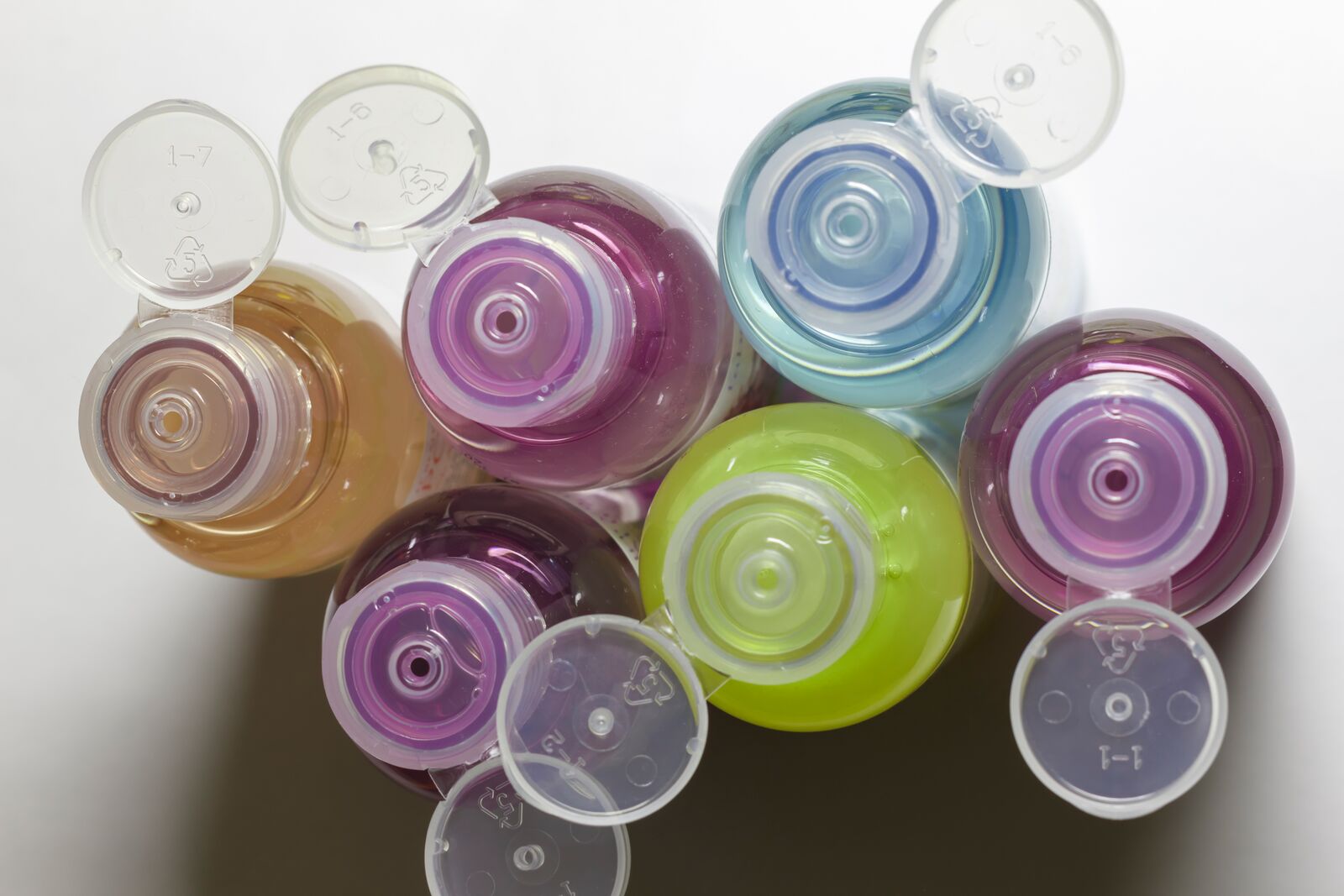 Obecnie toczy się wiele sporów dotyczących szkodliwości parabenów w kosmetykach.