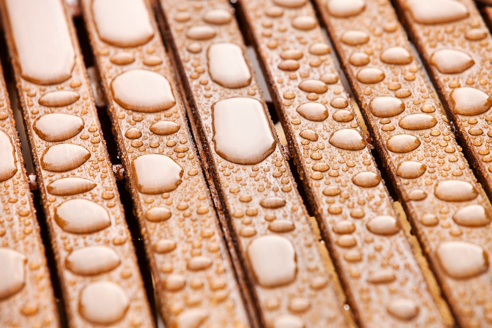 Opady deszczu, zwłaszcza intensywne, mogą wpływać na stan wody, dlatego warto regularnie ją badać.