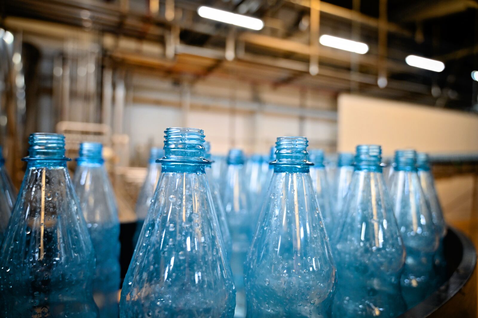 Puste plastikowe butelki po wodzie w zakładzie produkcyjnym.