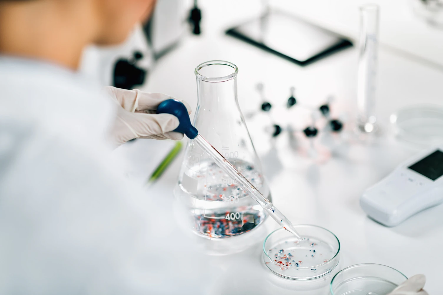 Sprawdź, jak wygląda proces badawczy w przypadku badań wody w laboratorium SGS Polska.