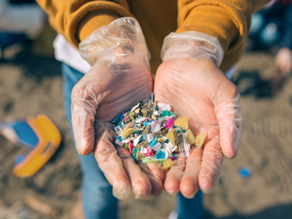 Unia Europejska wydała nowe przepisy regulujące mikroplastiki.