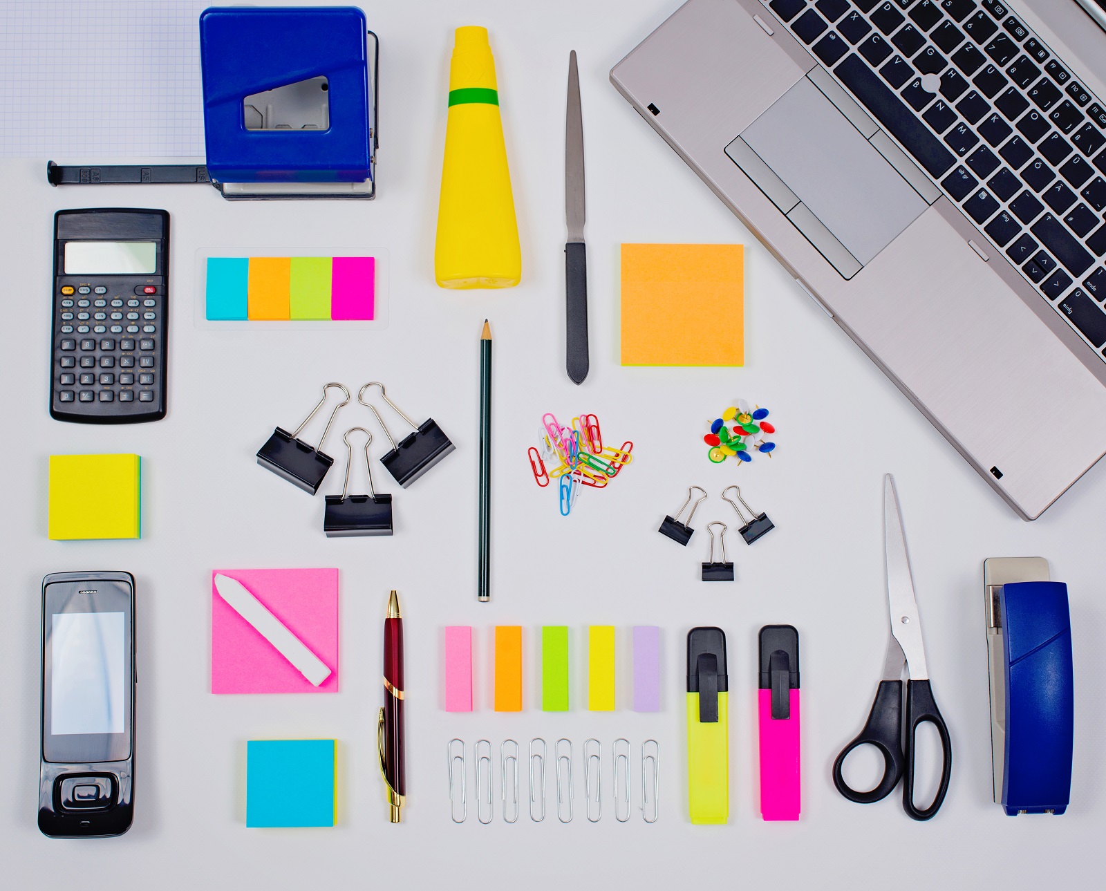 Dystrybutorzy oraz producenci artykułów szkolnych powinni zadbać o bezpieczeństwo oferowanych produktów. 