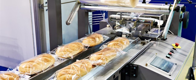 Maszyna pakująca pieczywo w fabryce