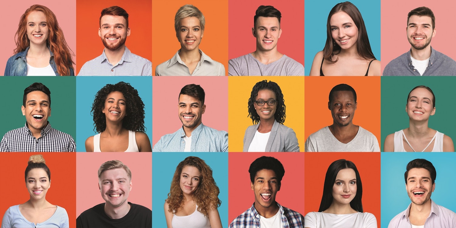 Kolaż ze zdjęć uśmiechniętych kobiet i mężczyzn różnych narodowości