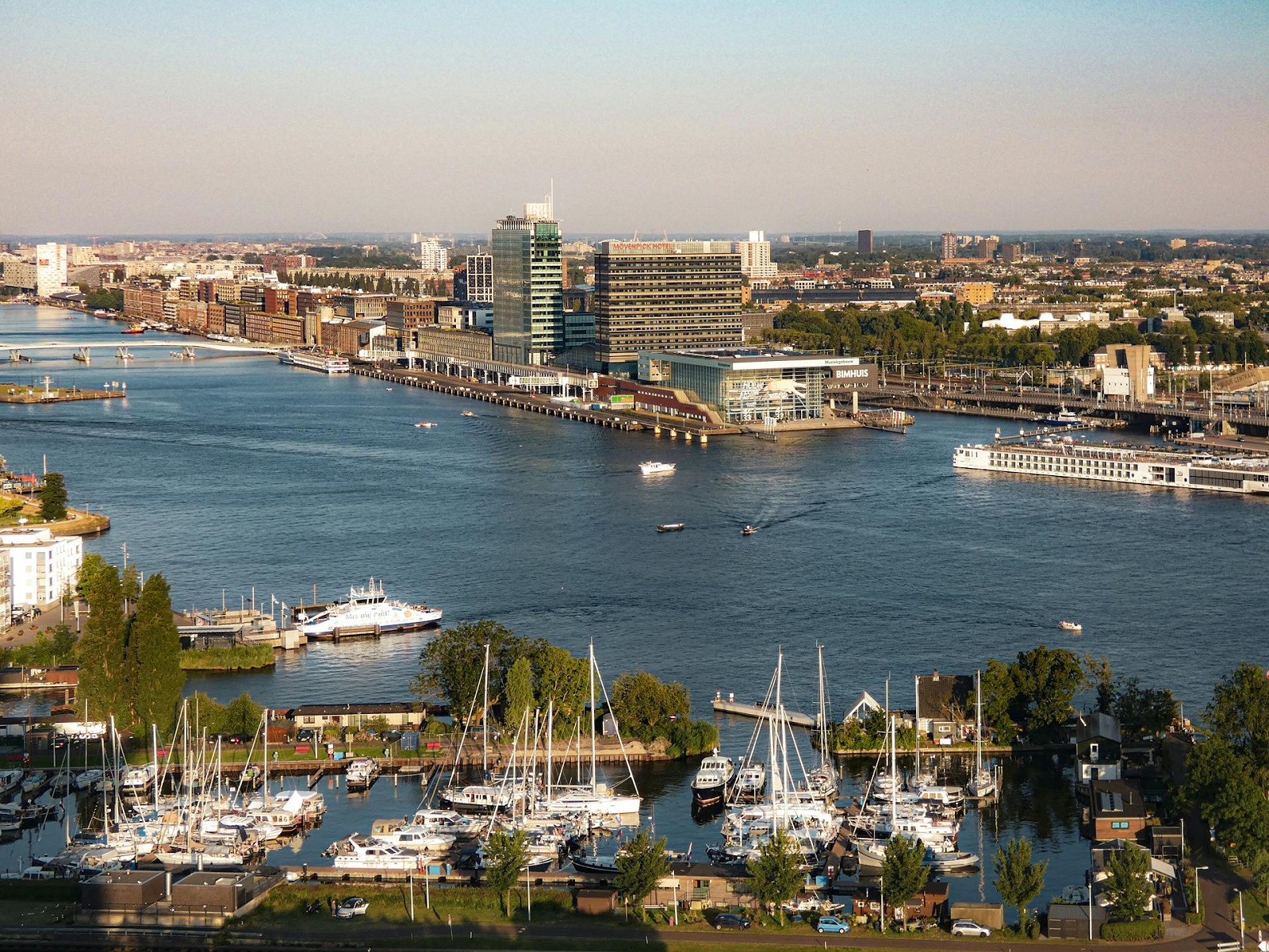 Port w Amsterdamie jest istotnym ośrodkiem dla przemysłu, biopaliw, paliw syntetycznych, wodoru i gospodarki o obiegu zamkniętym.