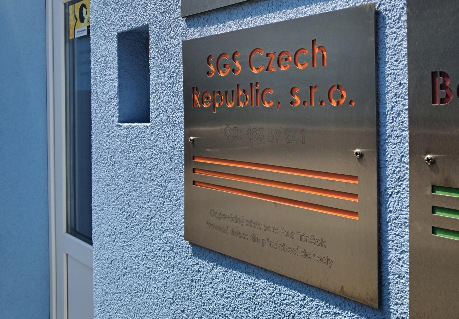 Tablica informacyjna przed wejściem do budynku, w którym mieści się stacja badawcza SGS w Ostrawie.