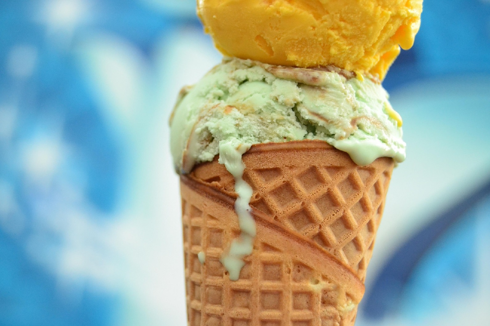 Wafelek z dwiema gałkami lodów.