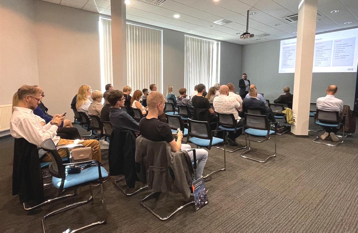 Uczestnicy konferencji wyzwania dla bezpieczeństwa informacji podczas wykładu