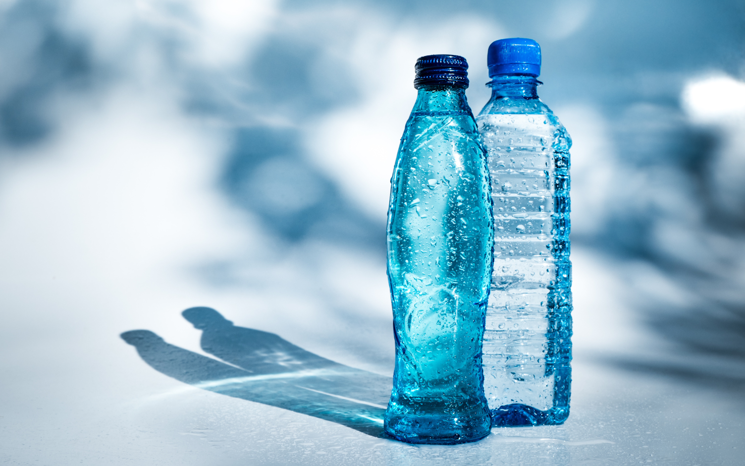 Sprawdź, jakie czynniki wpływają na jakość mikrobiologiczną wody butelkowanej.