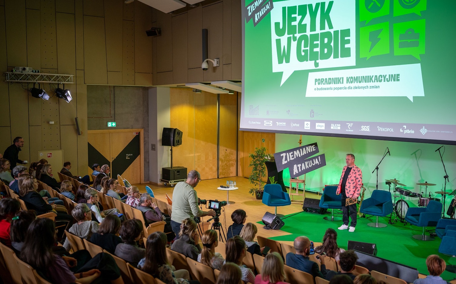 14 listopada odbyła się oficjalna premiera wyjątkowych poradników komunikacyjnych, które pomagają w przełamaniu społecznej apatii wobec zmiany klimatu.