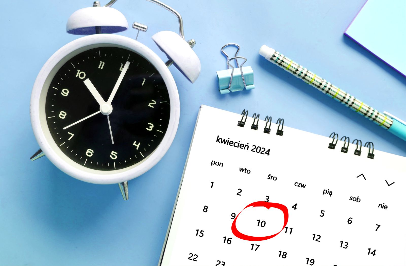 Budzik z godziną 10 i kartka z kalendarza z zaznaczonym 10 kwietnia