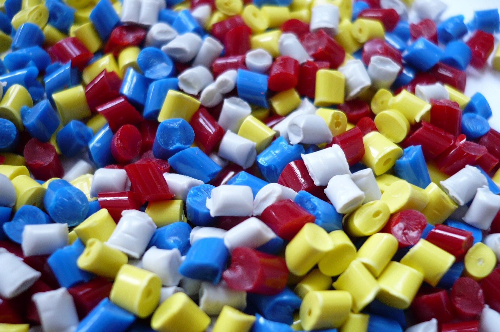 Kolorowe plastikowe granulki.