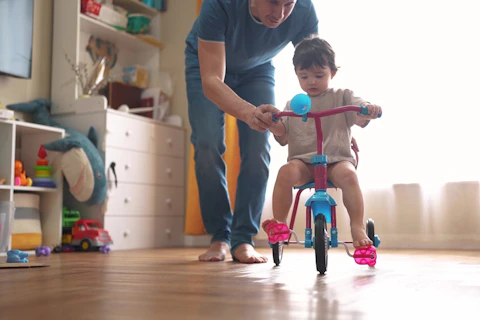 Bisiklet süren çocuk