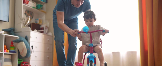 Bisiklet süren çocuk