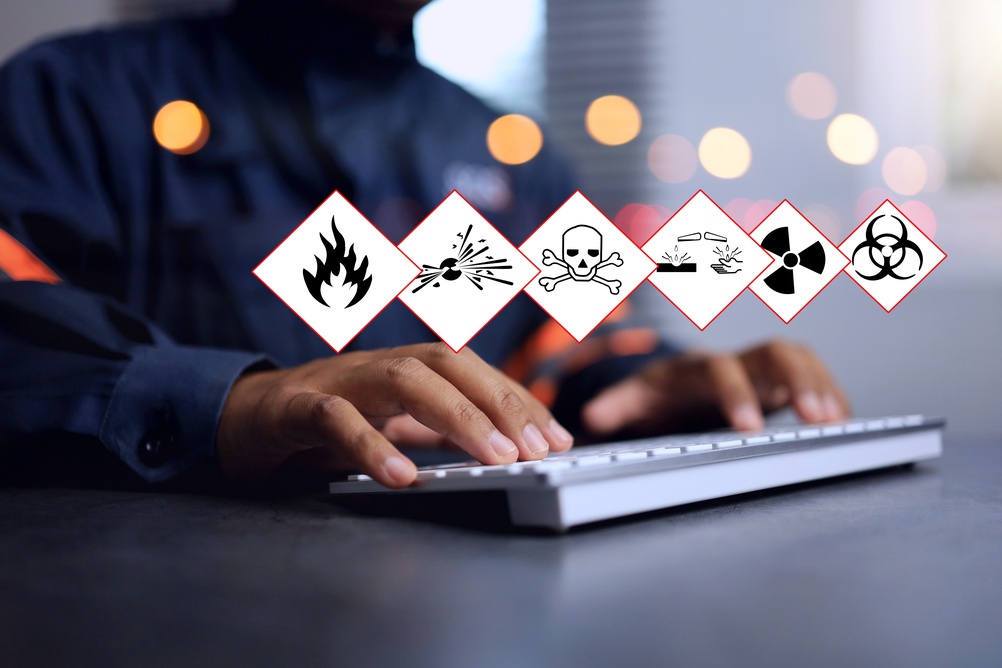 Tehlike uyarılarının olduğu bilgisayarın önünde duran adamın yakın çekim görüntüsü