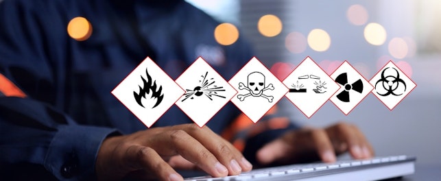 Tehlike uyarılarının olduğu bilgisayarın önünde duran adamın yakın çekim görüntüsü