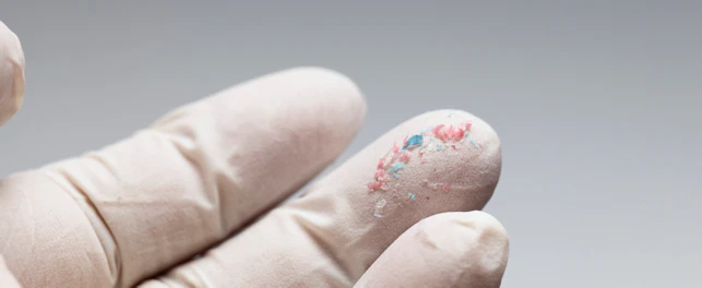 Mikroplastik içeren parmak uçlarının yakın çekim görüntüsü