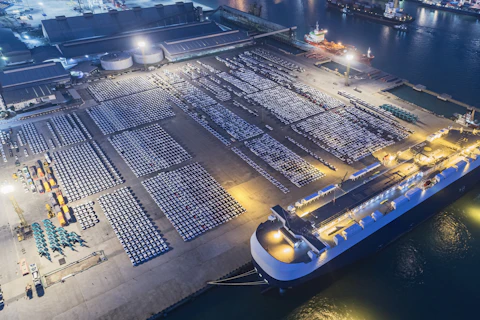 gemilerinin otomobil ve kamyon yüklemesini gösteren orijinal havadan görünüm