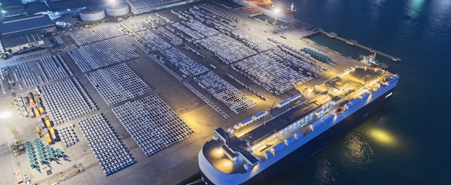 gemilerinin otomobil ve kamyon yüklemesini gösteren orijinal havadan görünüm